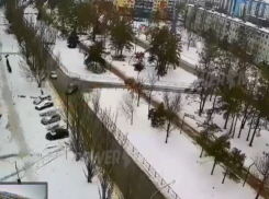 Неудачно выехал: тройное ДТП в Волжском попало на видео