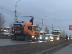 Автовоз перекрыл дорогу в Волгограде