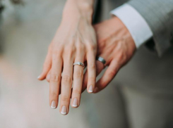 Большинство волжан считают, что жена не должна носить фамилию мужа