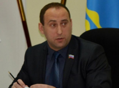 На шее у жены висит депутат гордумы Александр Дзадзиев: за год он не заработал ни копейки