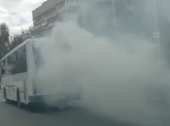 Пышущий адский котел из выхлопной трубы в автобусе запечатлела волжанка