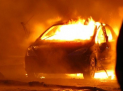 На юге Волгограда ночью подожгли пять дорогостоящих иномарок