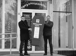 Отделению «Единой России» в Волжском подарили гроб