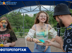 Яркие краски создали атмосферу праздника в Волжском: фоторепортаж
