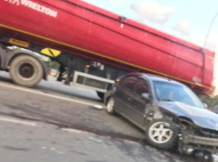 Иномарка попала под фуру в Волгоградской области