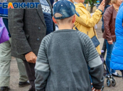 Школьник перебегал дорогу и попал под машину в Волжском