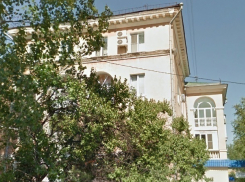 В Волжском рабочий упал с крыши 3-этажного дома и погиб
