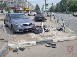 От удара вылетели на обочину: подробности об аварии в Волжском