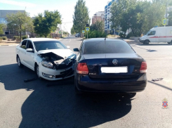 Два ДТП в Волжском: автоледи и водитель скутера попали в больницу