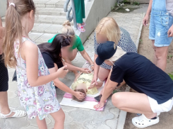 В одном из дворов Волжского ребенок попал под колеса машины