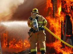 Под Волжским сгорел гараж с автомобилем