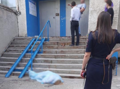В Волжском женщина выпала из многоэтажки на глазах жильцов