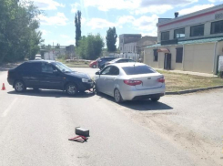 В Волжском произошло ДТП: «Лада Калина» столкнулась с «Киа Рио»