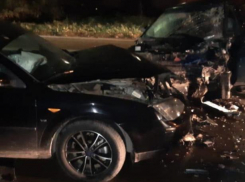 Иномарка и «десятка» встретились в лобовом столкновении