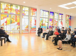 Героические школьники из Волжского пообщались с губернатором области