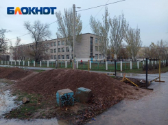 Метровые траншеи разрыли вокруг школы №6 Волжского и бросили без ограждений