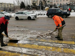 В Волжском специалисты борются с последствиями непогоды
