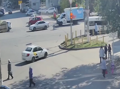 Столкновение иномарок на окраине Волгограда попало на видео