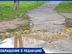 Уже 15 лет никто не обращает внимания на разбитую пешеходную дорожку в Волжском