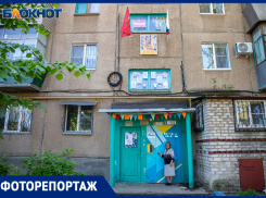 Единственный такой дом в Волжском: как жители обычной «хрущевки» создали свой музей Победы прямо в подъезде