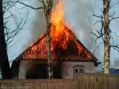 Замыкание электропроводки «спалило» два дома в Среднеахтубинском районе