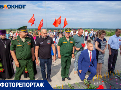 Горящие лампады и цветы: как прошел День памяти и скорби в Волжском