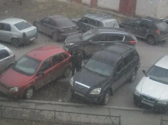 В Волжском автоледи на Киа на полчаса блокировала выезд нескольким машинам