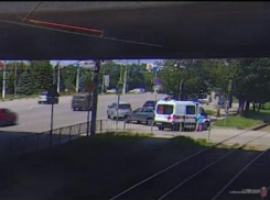 Велосипедист угодил под колеса иномарки в Волгограде: видео момента аварии