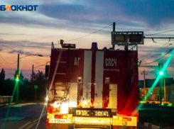 Хозпостройка вспыхнула в Волжском ночью: подробности происшествия