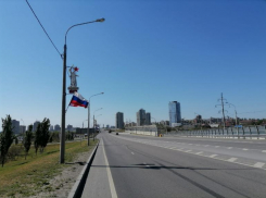 Близ Волжского к празднику моют мост