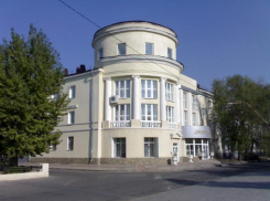 Фотографа закрыли под конвоем в ЗАГСе Волжского, из-за того, что молодожены не оплатили навязанные услуги 