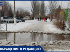 Детям и старикам все праздники сидеть дома: в Волжском жители жалуются на затопленные переходы