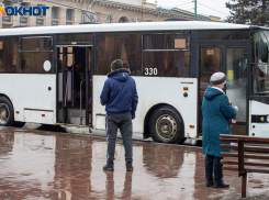 Инцидент с упавшим пассажиром автобуса попал в сводку МВД в Волжском