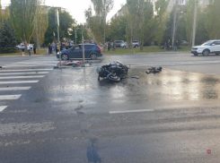 В Волжском в ДТП с мотоциклом пострадали два человека