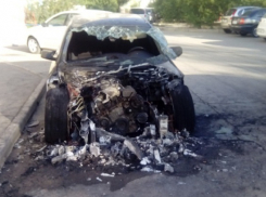 В Волжском на площади Труда сожгли иномарку BMW