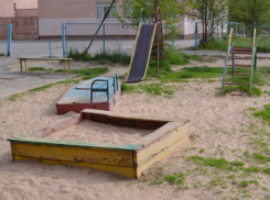 Качели без сидушек стали единственным развлечением для детей во дворе Волжского