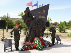 Близ Волжского установили памятник «Воинам-землякам»