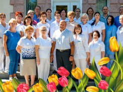 Стоматологическая поликлиника поздравляет волжанок и дарит подарки к 8 марта