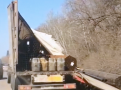 Фура развалилась на глазах автомобилистов под Волжским