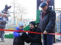В центральном дворе Волжского отремонтировали детскую площадку