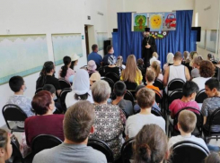 В Волжском прошла акция «Соберём ребенка в школу!»