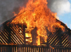 Под Волжским сгорел частный дом 