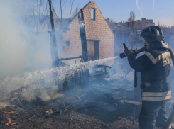 Под Волжским сгорел частный дом 