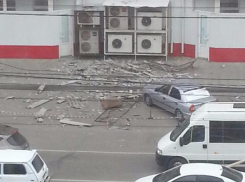 В Волгограде сорвавшийся с крыши здания шифер повредил балкон и припаркованное авто 