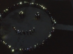 200 школьников из Волжского «засветились» на главной площади города