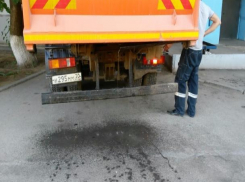 Волжан возмутил мусоровоз, который оставляет зловонную жидкость после своей «уборки»