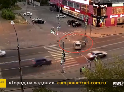 Дважды перевернулся в воздухе: в Волжском спасают искалеченного в страшном ДТП мотоциклиста 