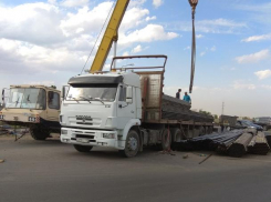 В Волжском из КамАЗа на повороте вывалился металл 