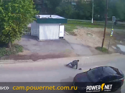 Водитель иномарки сбил мужчину на переходе в Волжском: видео