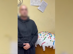 В Волжском задержали похитителя гигантского кулича с главной площади: видео